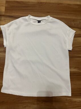 White Textured Crewneck Short Sleeve Tee by Emery Rose